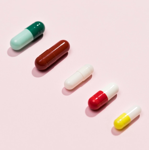 Différentes pilules à angle élevé sur la table
