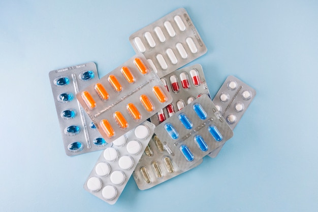Différentes pilules dans un paquet