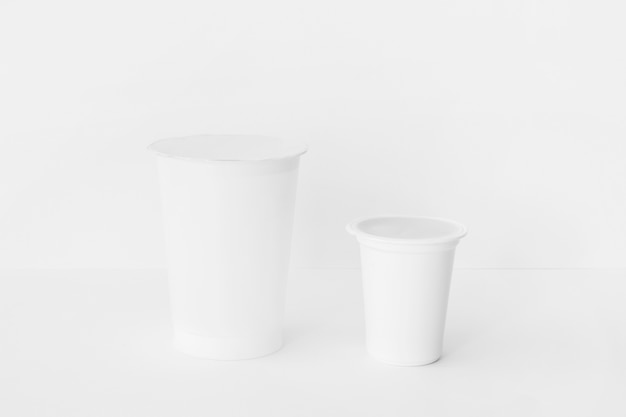 Différentes tasses de produits laitiers