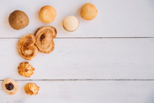 Différents biscuits dispersés sur une table en bois