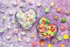 Photo gratuite différents bonbons de sucre colorés, vue de dessus
