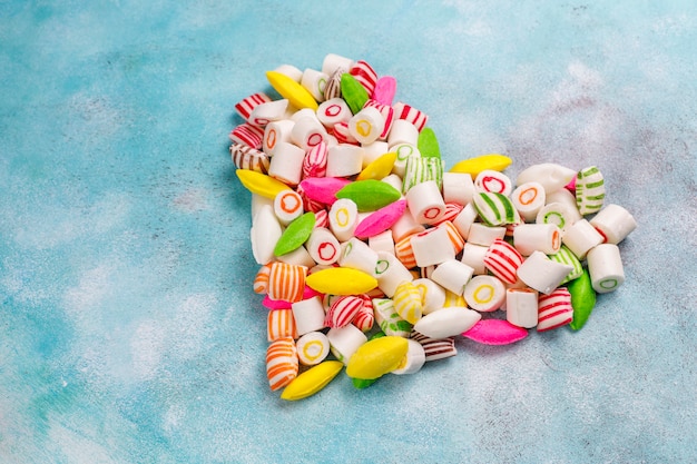 Photo gratuite différents bonbons de sucre colorés, vue de dessus