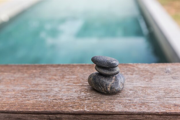 Différents cailloux se tiennent successivement près de la piscine