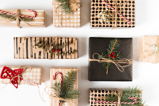 Différents coffrets cadeaux avec des branches sur un tableau blanc