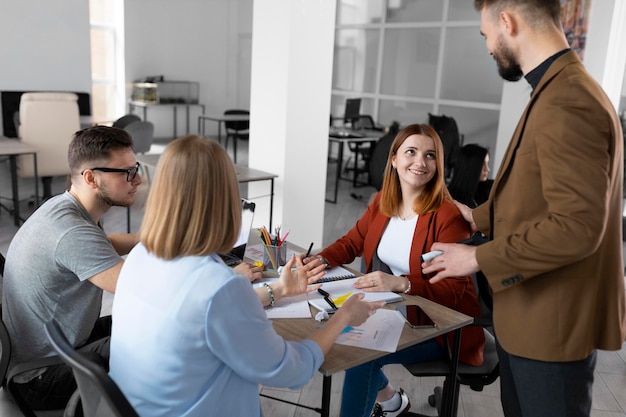 Différents collègues ayant une réunion de travail