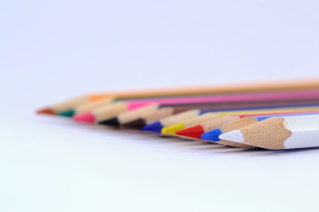 &quot;Différents crayons de couleur en rangée&quot;