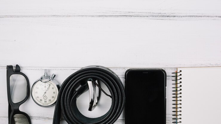 Photo gratuit différents équipements et accessoires pour hommes sur le bureau
