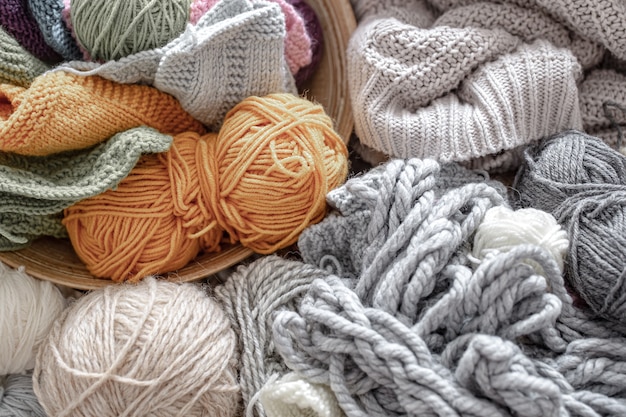 Différents fils pour tricoter dans des couleurs pastel et vives se bouchent.