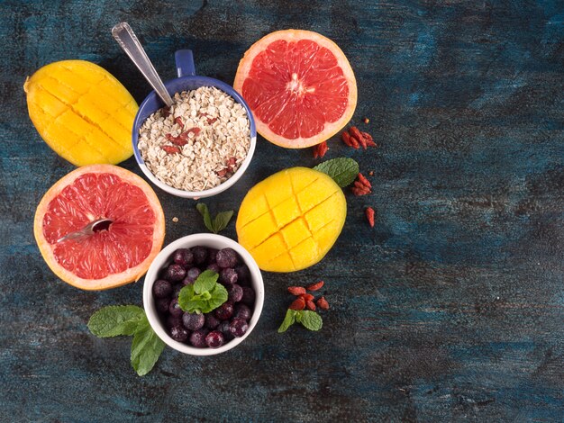 Différents fruits à l&#39;avoine sur la table bleue