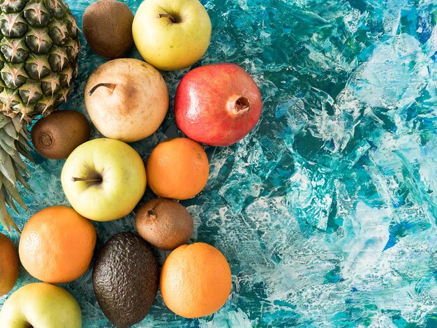 Différents fruits frais sur fond de bois coloré