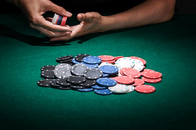 Différents Jetons De Poker Sur La Table De Casino