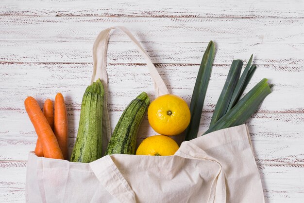 Différents légumes sur fond en bois