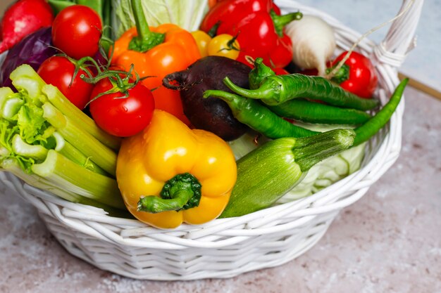 Différents légumes frais colorés sur une surface en béton