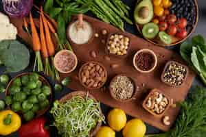 Photo gratuite différents légumes, graines et fruits sur la table. régime équilibré. vue de dessus à plat.