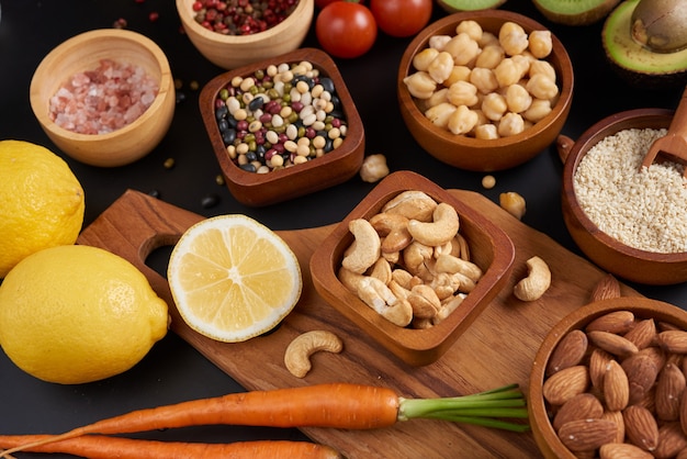 Différents légumes, graines et fruits sur la table. Vue de dessus à plat.