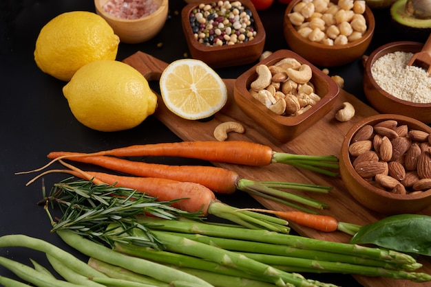 Photo gratuite différents légumes, graines et fruits sur la table. vue de dessus à plat.