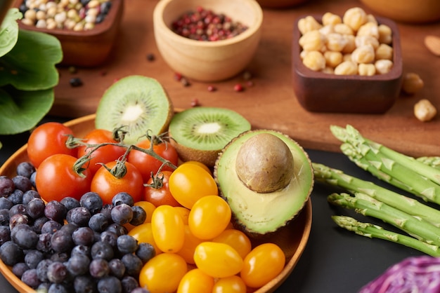 Différents légumes, graines et fruits sur la table. Vue de dessus à plat.
