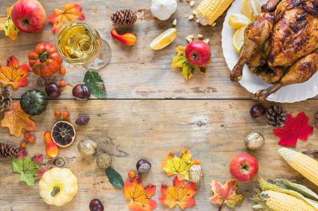 Différents légumes et poulet au four