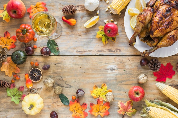 Différents légumes et poulet au four