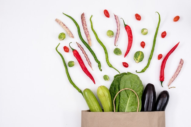 Différents légumes près de sac en papier