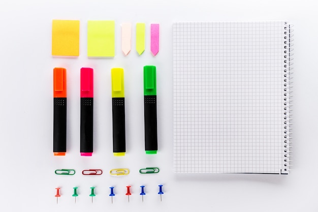 Différents marqueurs colorés avec accessoires de bureau sur table de bureau blanc. Vue de dessus. Concept d&#39;étude de travail. Lay Lay.