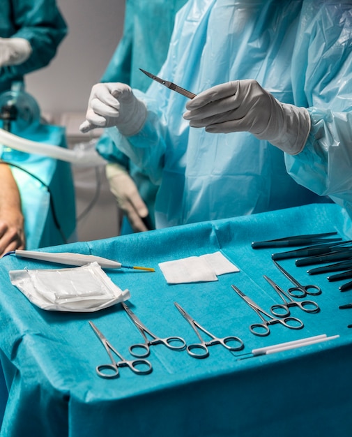 Différents médecins pratiquant une intervention chirurgicale sur un patient