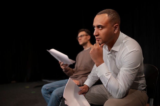 Photo gratuite différents moments du cours de théâtre