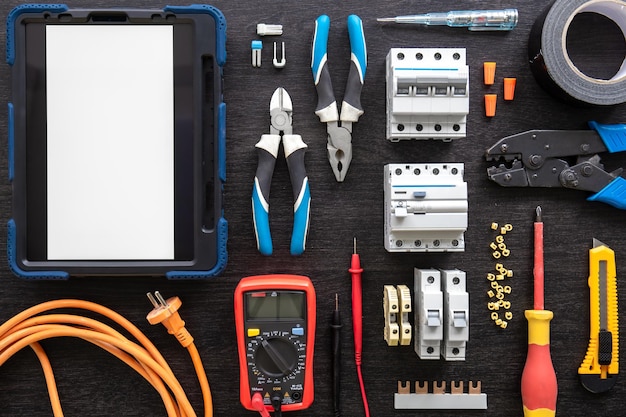 Outils Et équipements De Travail Pour électriciens. électricité Image stock  - Image du homme, électricien: 217477191