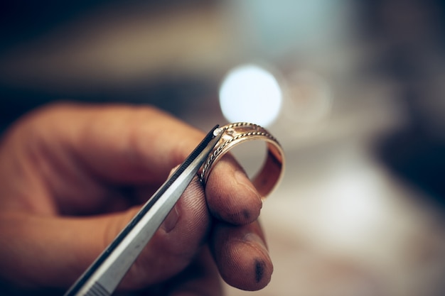 Photo gratuite différents outils d'orfèvres sur le lieu de travail des bijoux. bijoutier au travail dans les bijoux.