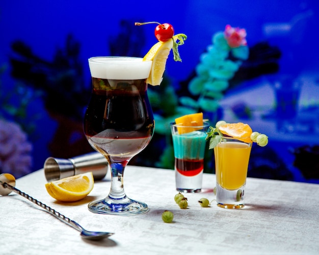 Photo gratuite différents types de cocktails sur la table