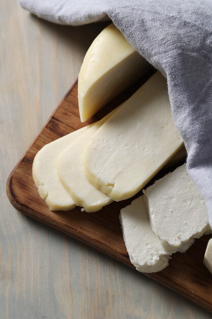 Différents types de fromage sur une planche à découper