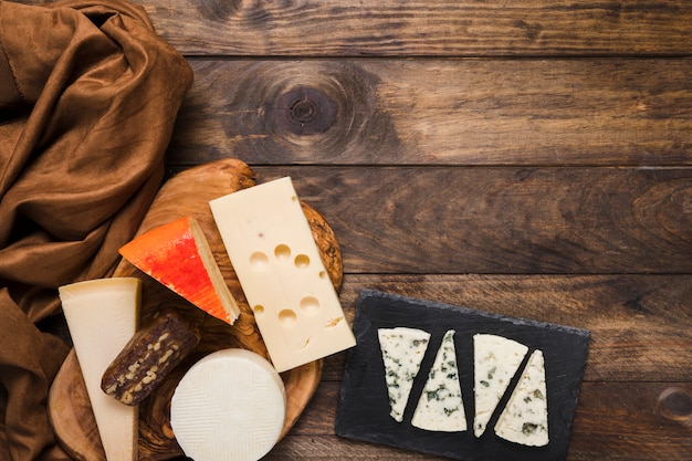 Différents types de fromages et textile de soie brune sur table