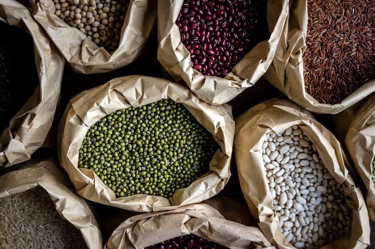 Photo gratuit différents types de haricots dans plusieurs sacs