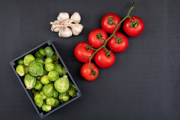 Photo gratuite différents types de légumes dans une boîte en bois