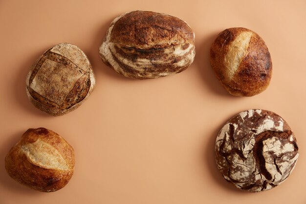 Différents types de pains riches en fibres, vitamines, minéraux à base de ferments naturels et farine biologique. Pain de blé germé ou au levain qui augmente la digestibilité, améliore la disponibilité des nutriments