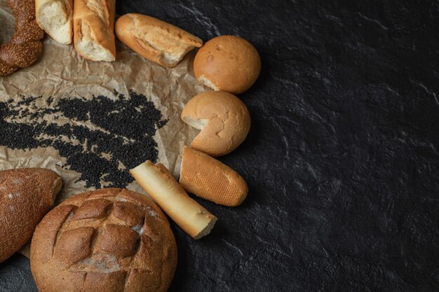 Différents types de pâtisseries sur papier sulfurisé.