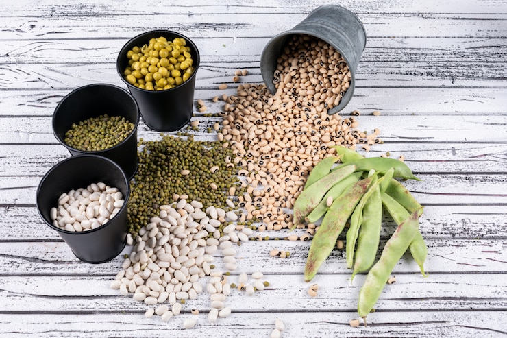 Photo gratuit différents types de pois et haricots en seaux et à part