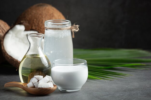 Différents types de produits de noix de coco mis sur un sol sombre