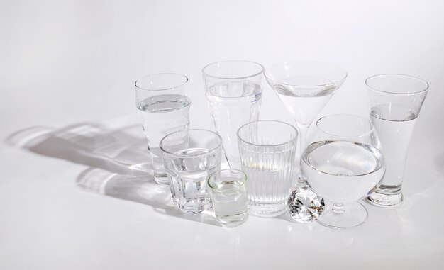 Différents types de verres d&#39;eau pure isolés sur fond blanc