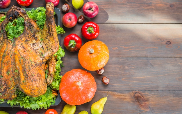 Photo gratuite dinde au four avec des légumes sur la table