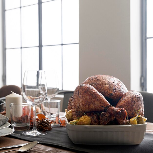 Dinde cuite sur table pour le jour de Thanksgiving