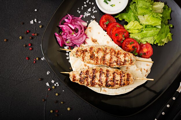 Dinde grillée hachée (poulet) avec des légumes frais. Vue de dessus