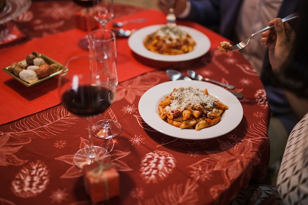 Photo gratuite dîner avec décoration de noël