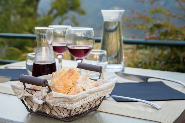 Dîner avec du vin.