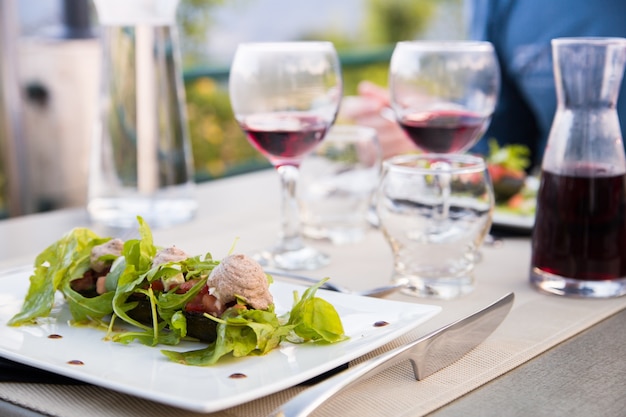 Photo gratuite dîner avec du vin.