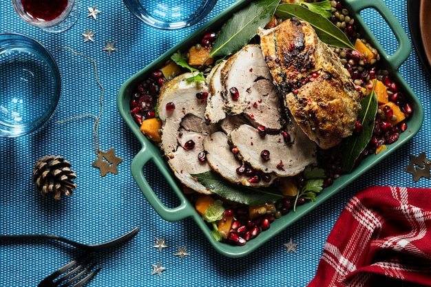 Dîner de fête avec photographie culinaire de jambon de Noël rôti