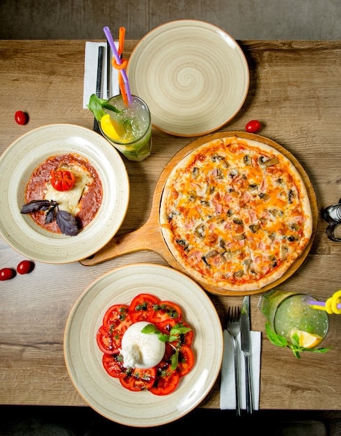 Photo gratuite dîner avec pizza, salade, limonade et soupe aux tomates