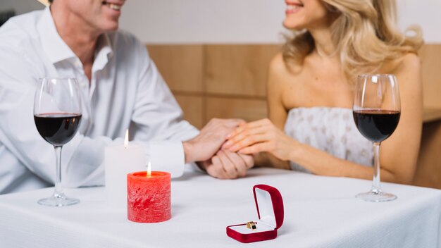 Dîner romantique avec bague de fiançailles