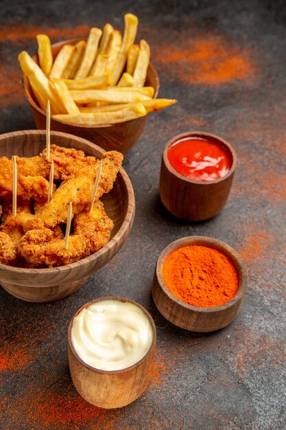 Dîner savoureux avec poulet frit croustillant et pommes de terre