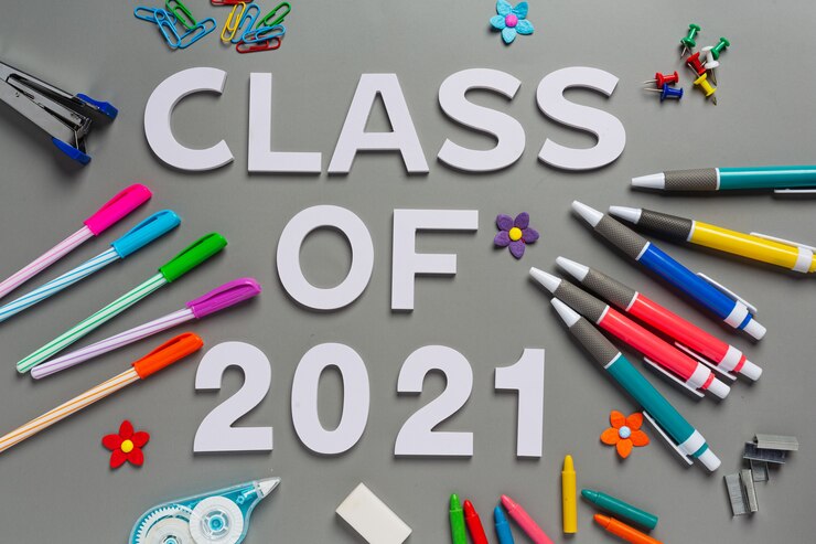 Photo gratuit diplômé de félicitations pour la promotion 2021